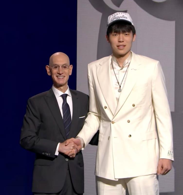 杨瀚森20岁生日梦想成真 中国之子助力男篮崛起