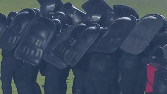 今晨阿乙比赛因球迷骚乱中断，警方护送球员离场