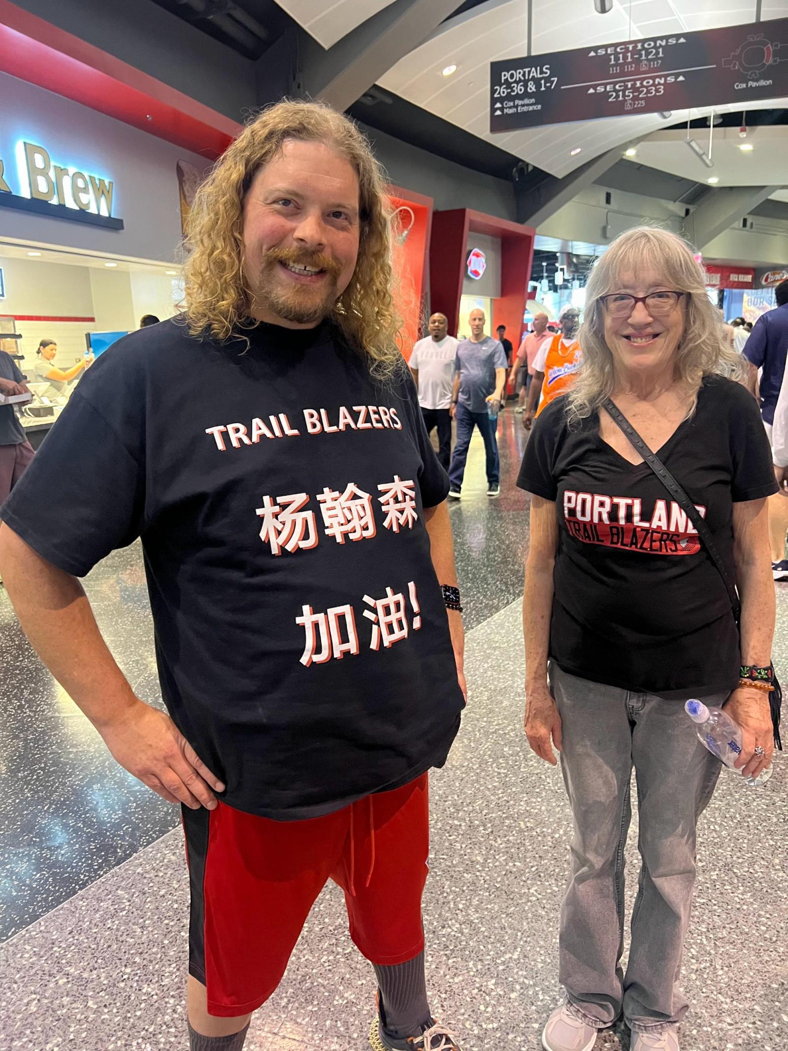 开拓者球迷穿杨瀚森助威服引猜测，"瀚"字少三点水引热议