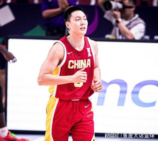 中国男篮力克印度男篮，胡明轩三分闪耀，王俊杰5投全中，裁判争议引热议